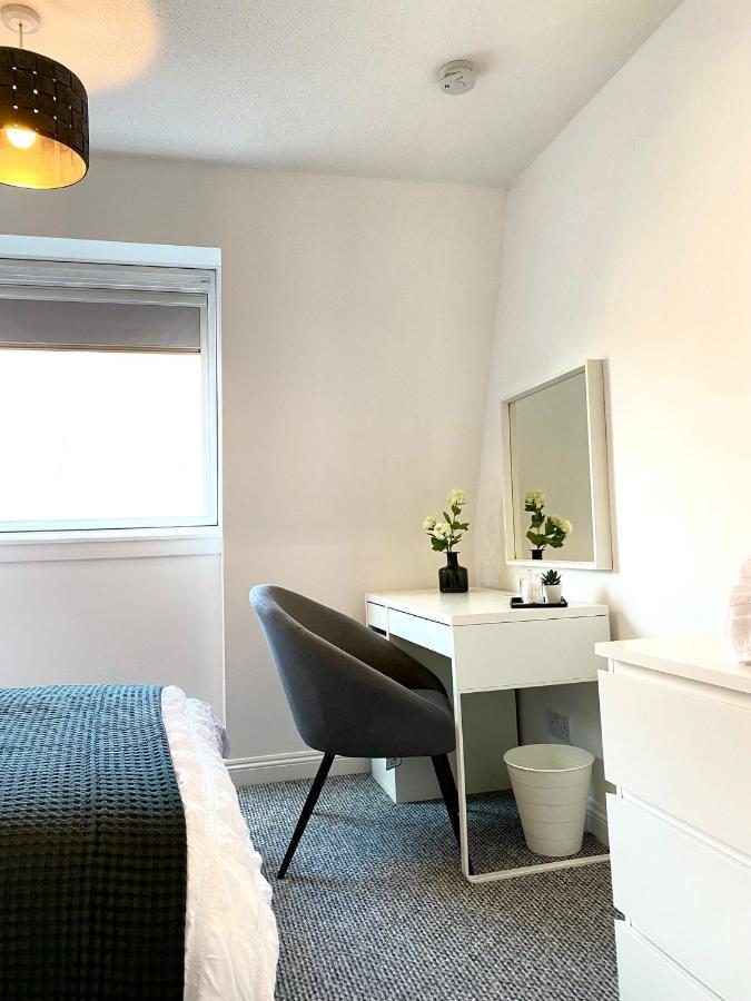 3 Bedroom - 2 Bathroom Townhouse In Corstorphine Near Murrayfield Stadium - Direct Bus To Edinburgh City Centre In 20 Minutes - Two Private Parking Spaces - Private Sunny Garden - Recently Refurbished Exterior foto