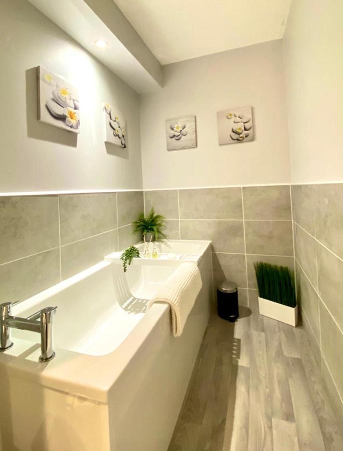 3 Bedroom - 2 Bathroom Townhouse In Corstorphine Near Murrayfield Stadium - Direct Bus To Edinburgh City Centre In 20 Minutes - Two Private Parking Spaces - Private Sunny Garden - Recently Refurbished Exterior foto